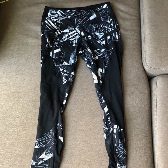 ZELLA - black/white geometric leggings - Size XS - Picture 2 of 3